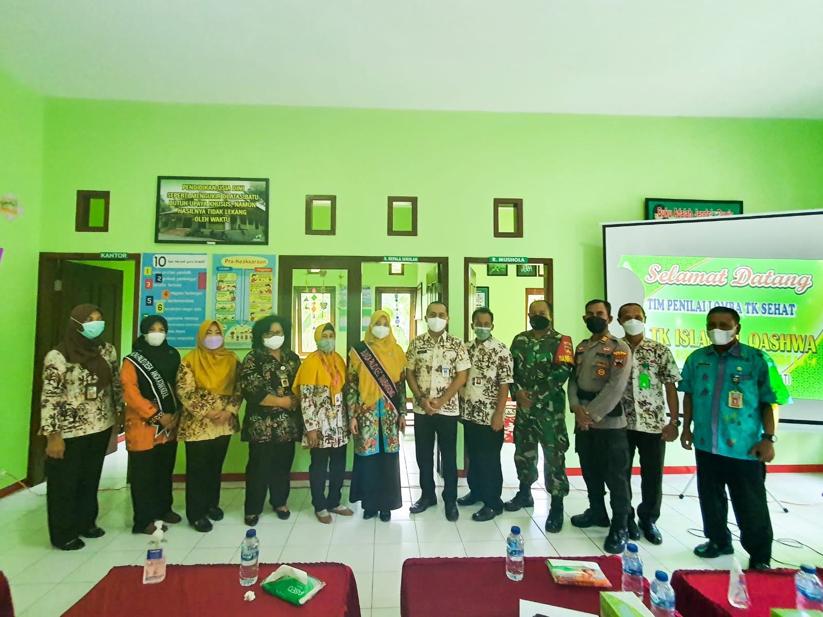 Foto Bersama Tim Juri dan Tamu