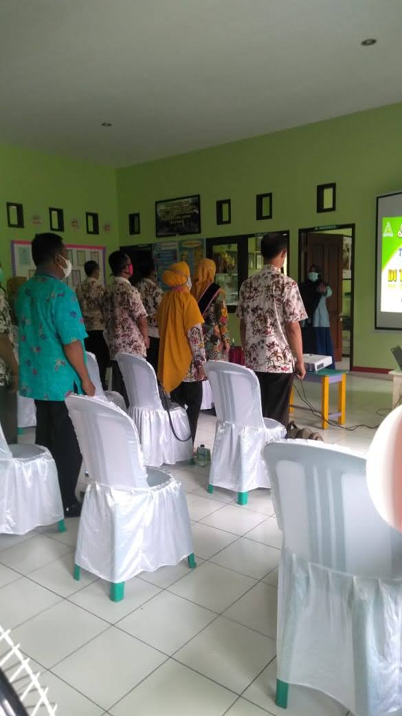 Menyanyikan Lagu Indonesia Raya